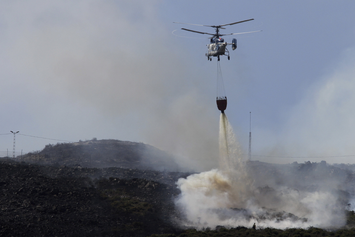 Desalojadas 200 personas por un incendio forestal en San Roque (Cádiz)