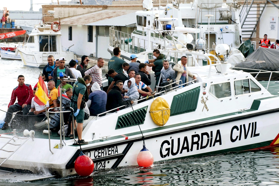 Llegan a Cartagena diez inmigrantes rescatados en una patera en alta mar