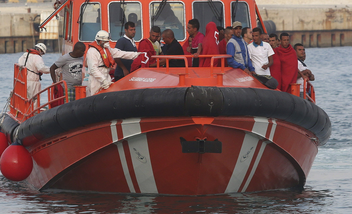 Llegan al puerto los 14 inmigrantes rescatados en Mesa Roldán (Almería)