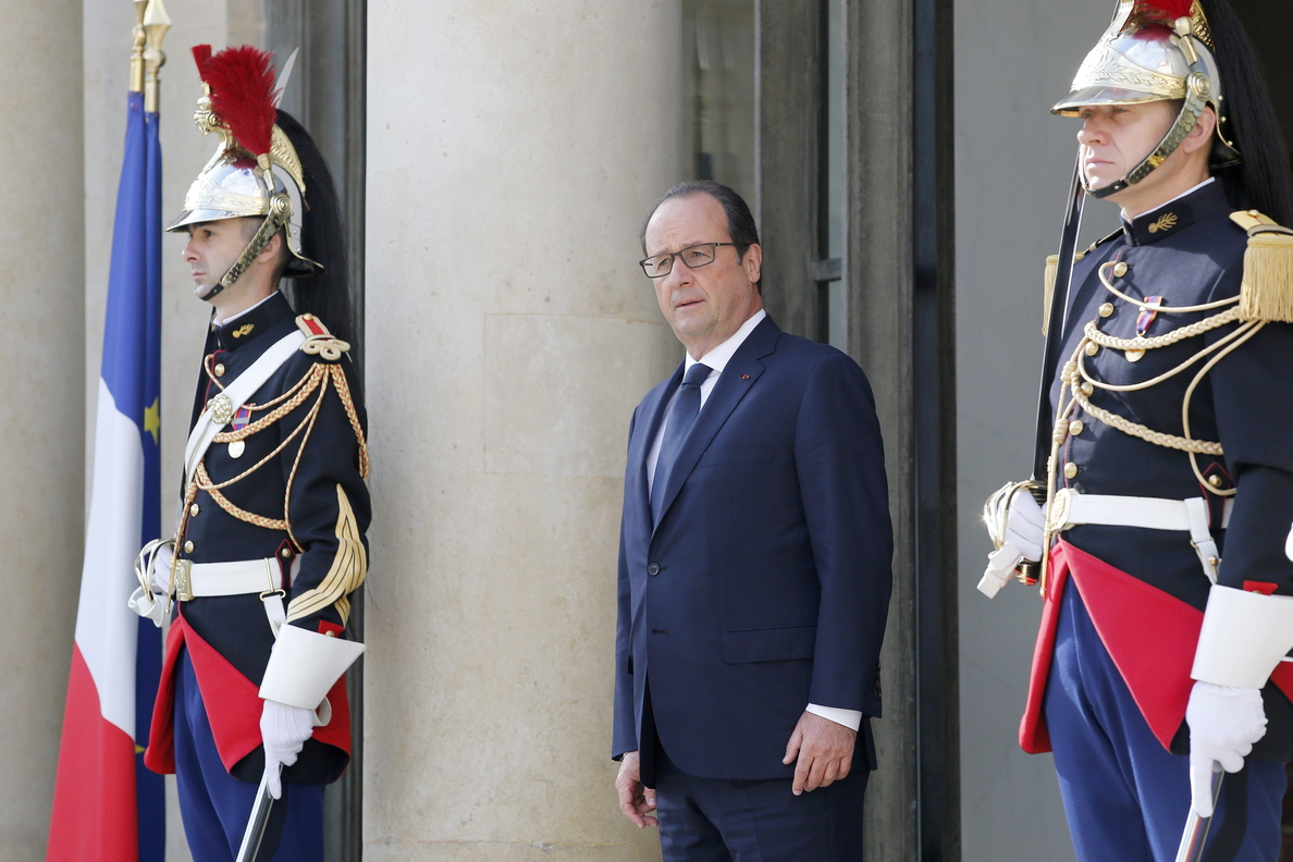 Hollande crea un frente europeo para combatir la austeridad de Merkel