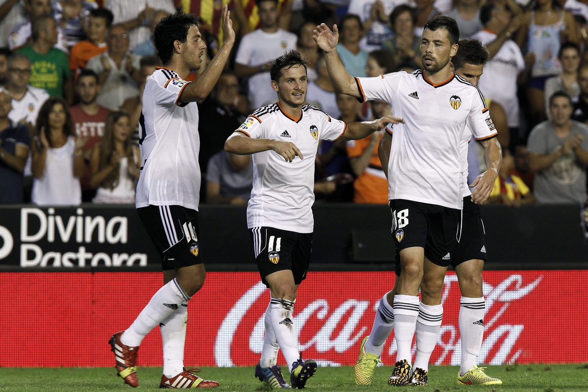 3-0. El Valencia aprovecha la inferioridad del Málaga para golear