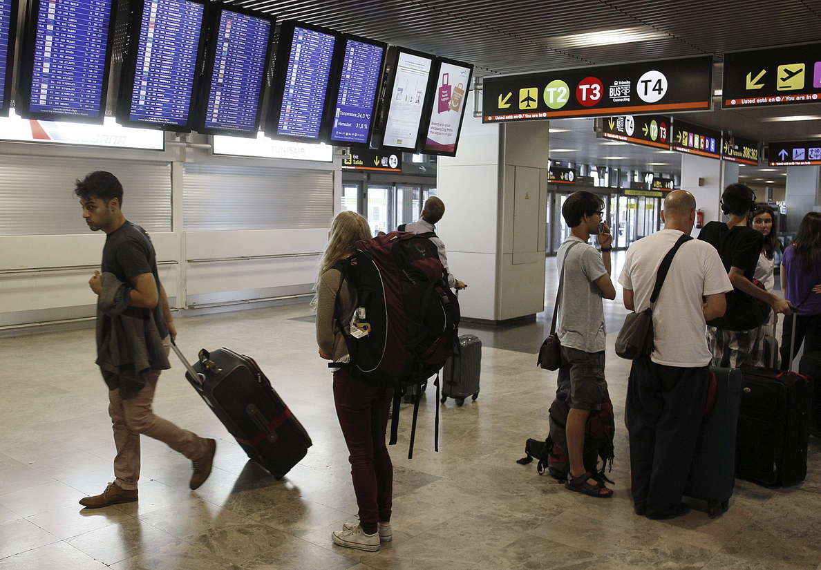 El aeropuerto de Madrid Barajas acumula retrasos de hasta una hora en los vuelos