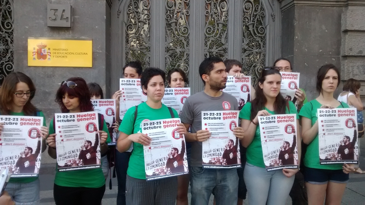 Estudiantes denuncian que la Junta andaluza acepte «la política de recortes» y la LOMCE y anuncian protestas
