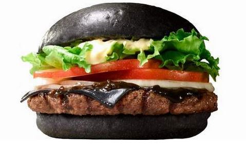Burger King lanza una hamburguesa de estilo gótico en Japón
