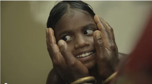 La reacción de dos hermanas indias ciegas de nacimiento al recuperar la vista