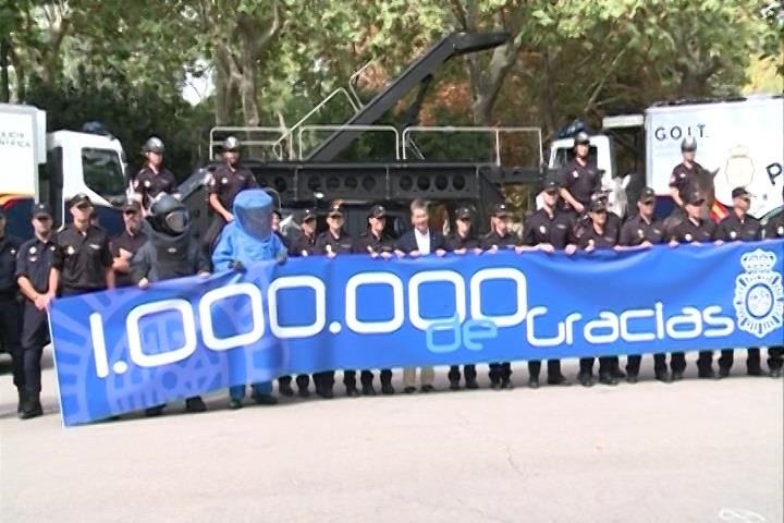 La Policía Nacional celebra en el parque del Retiro su millón de seguidores en Twitter
