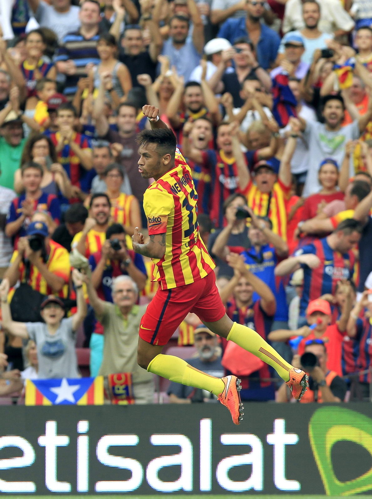 Munir seduce al Camp Nou y Neymar lo reconquista con un doblete