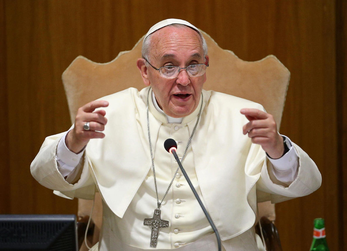 El papa casa por primera vez a 20 parejas en el Vaticano