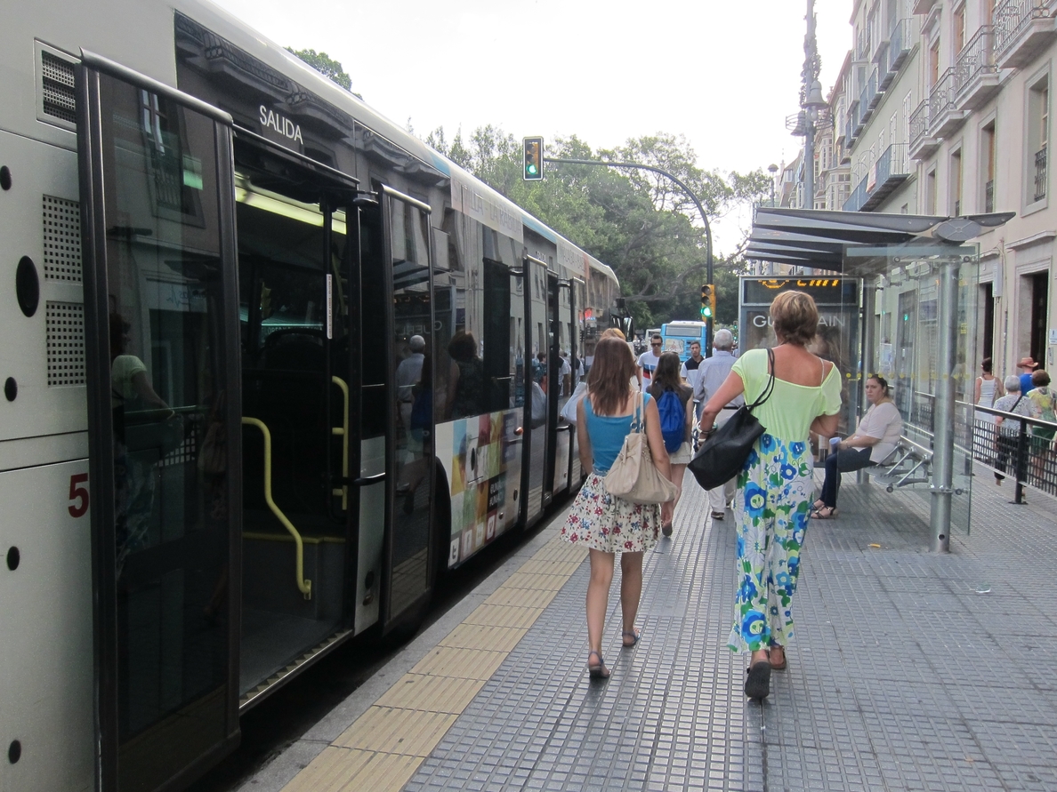 El número de viajeros en transporte urbano por autobús baja un 2,5 por ciento en julio en Extremadura