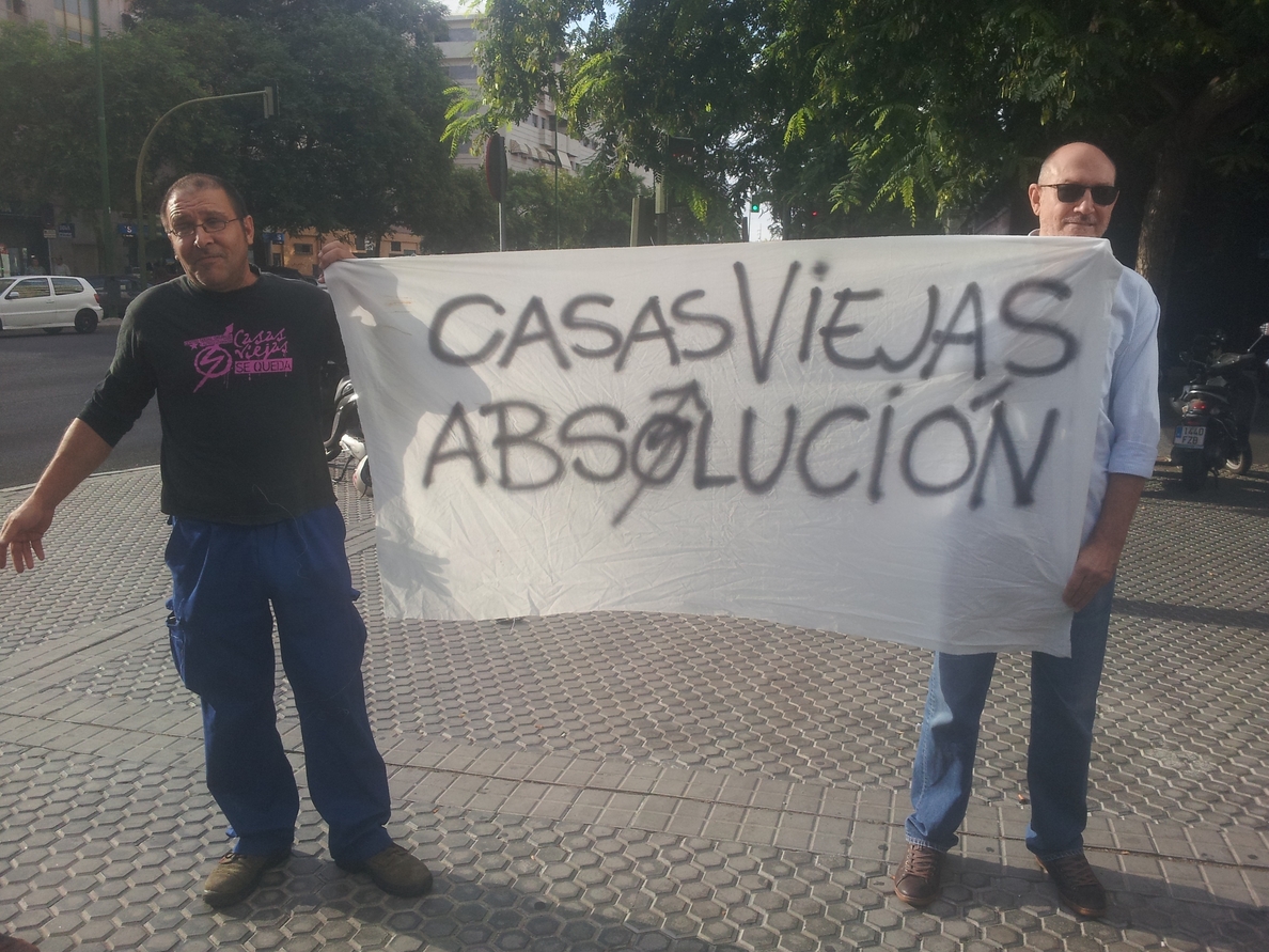 Los »ocupas» de Casas Viejas (Sevilla) aseguran que la Policía entró «sin llamar» y tras saltarse la valla