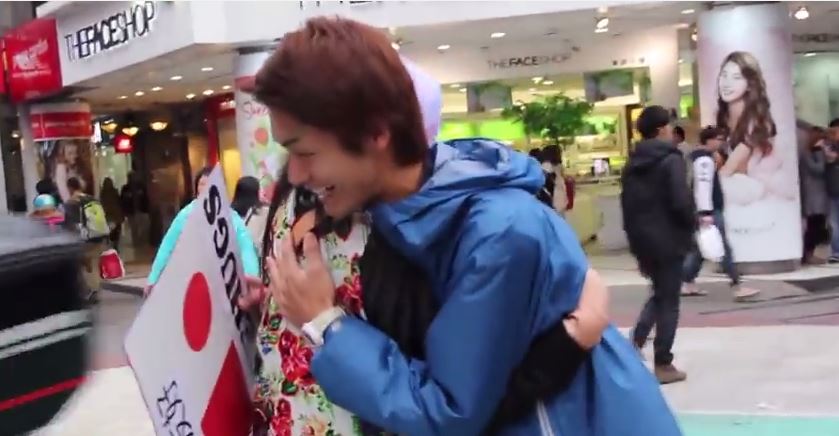 Un japonés lleva tres años repartiendo abrazos gratis por toda Asia