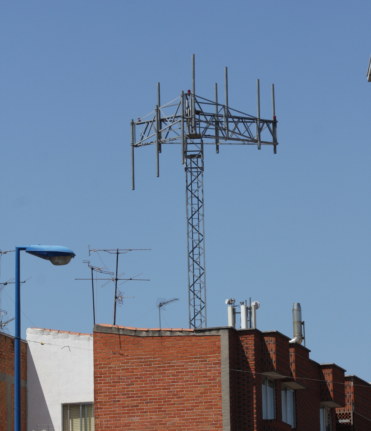 El Gobierno estima que las comunidades pagarán una media de 25 euros por vecinos para resintonizar las antenas