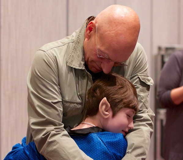 Patrick Stewart visita a niña enferma de 11 años fan de Star Trek