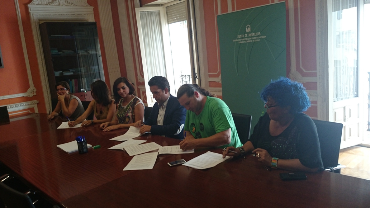 Firmado el protocolo para el aprovechamiento social de las viviendas de Disean en Sanlúcar y fin de la acampada