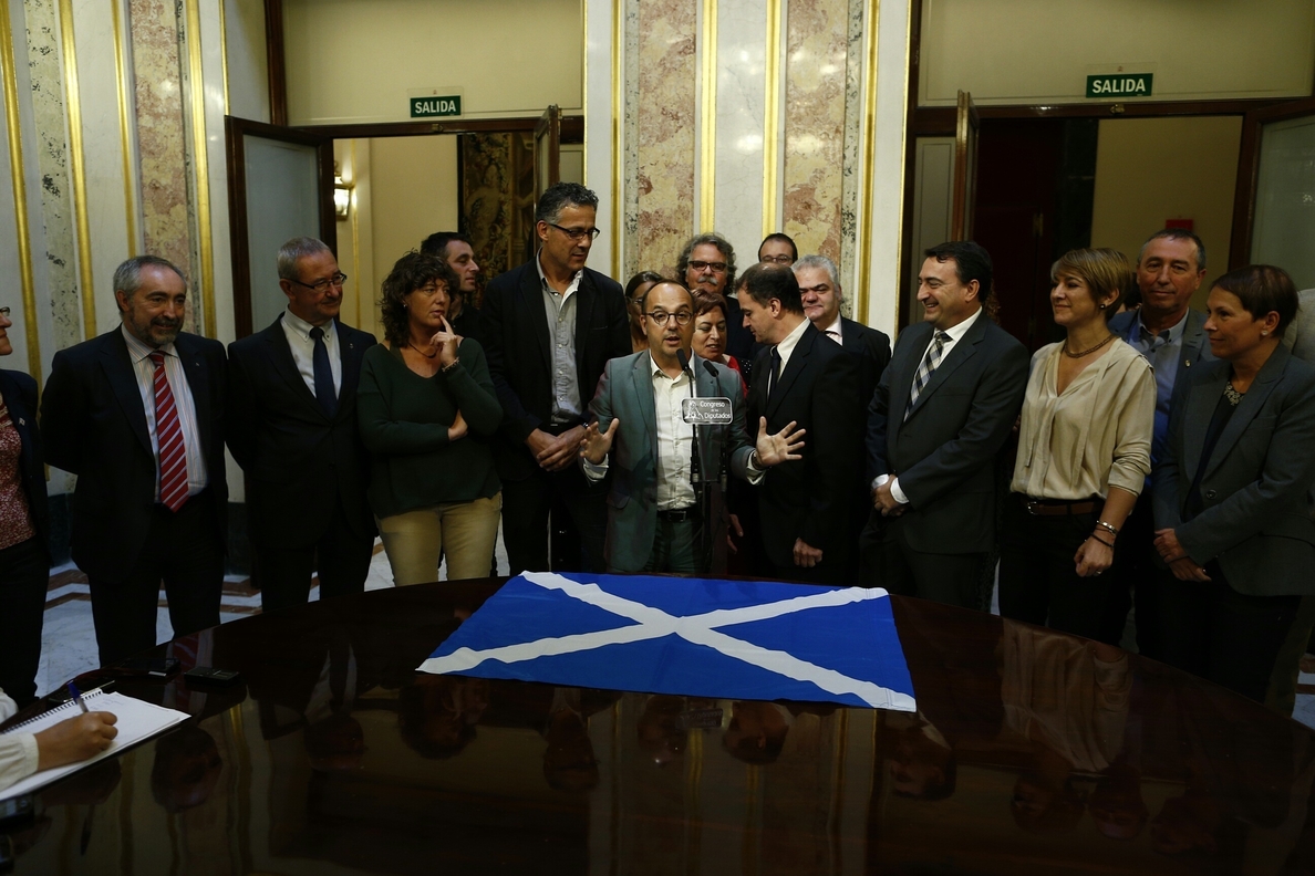 Los nacionalistas posan envidiosos con la bandera escocesa en el Congreso
