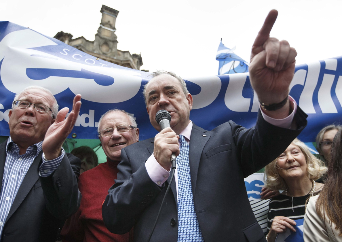 Salmond acude temprano a votar: «Estamos en las manos del pueblo de Escocia»