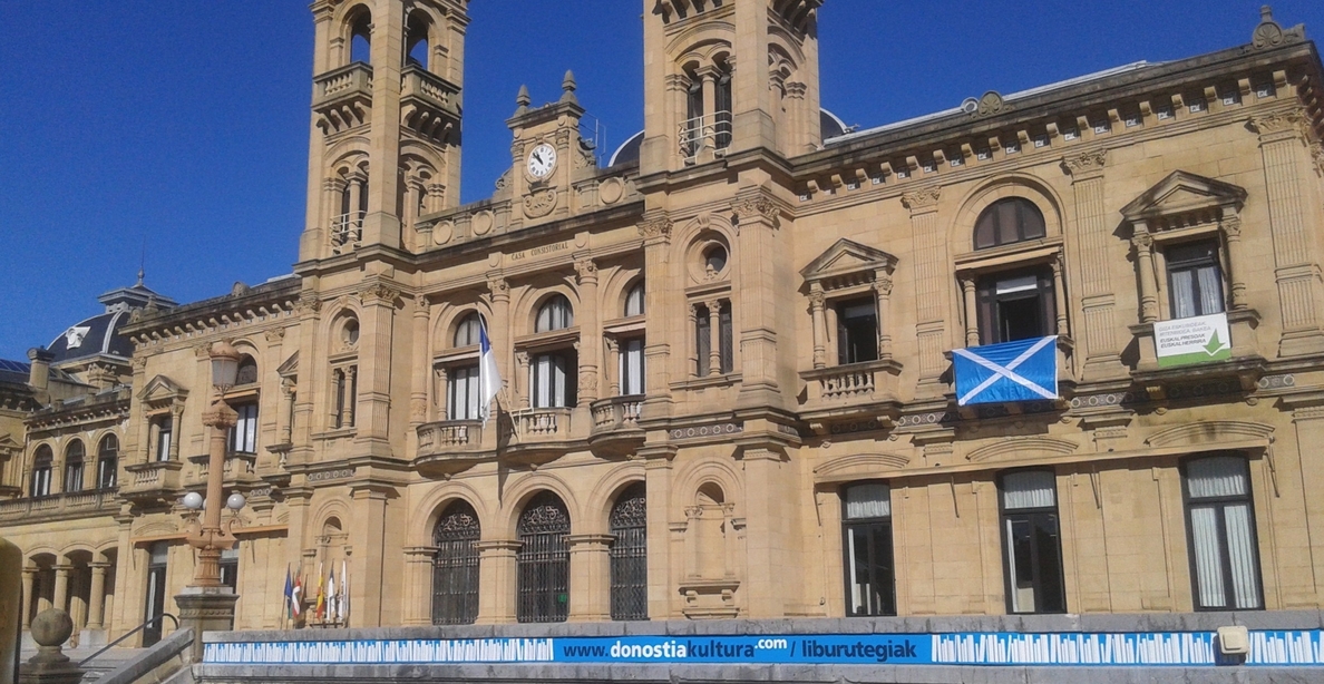 La bandera de Escocia luce en el Consistorio donostiarra «como gesto» a favor del derecho a decidir