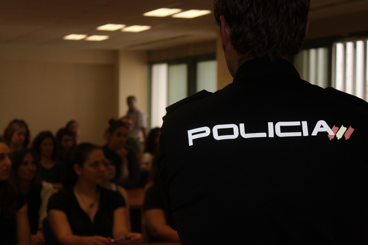 La Policía Nacional asesora a los nuevos »Erasmus» de Veterinaria en medidas de seguridad