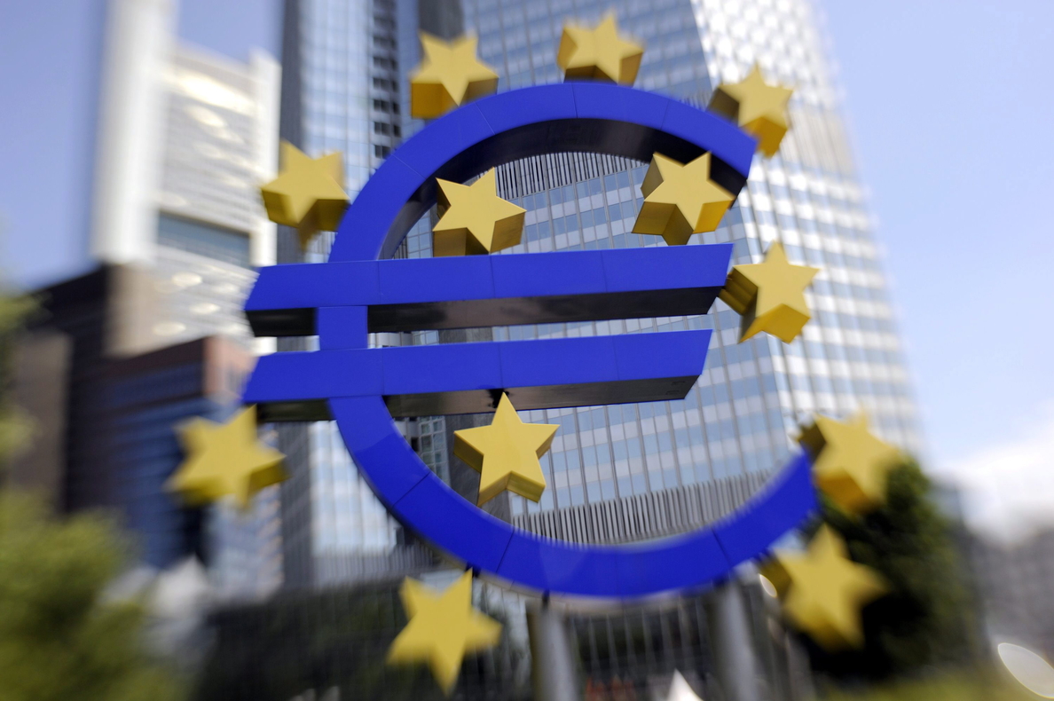 El euro baja a 1,2904 dólares en la apertura