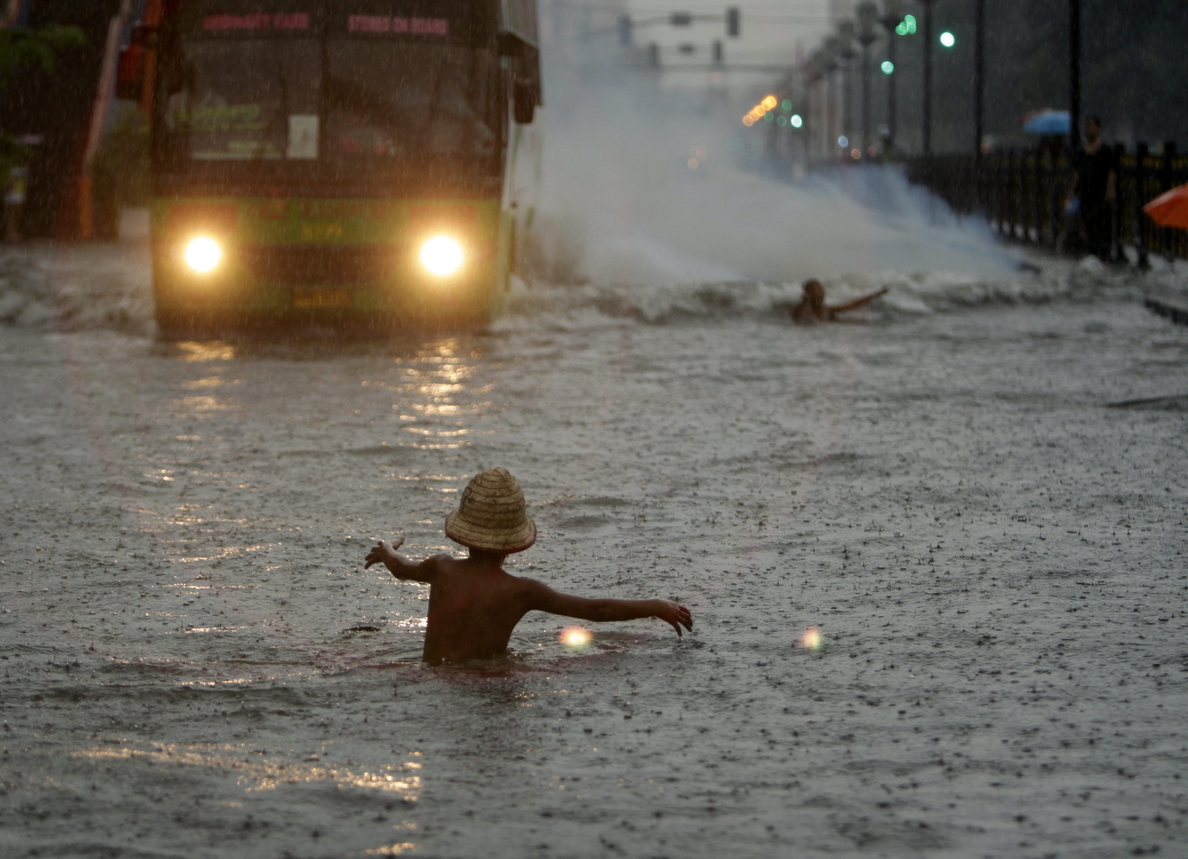 Al menos 30.000 evacuados en Manila por una intensa tormenta tropical
