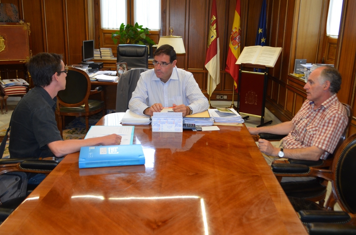 Prieto analiza con el alcalde de Fuentes la marcha de los trabajos de rehabilitación tras la riada de julio