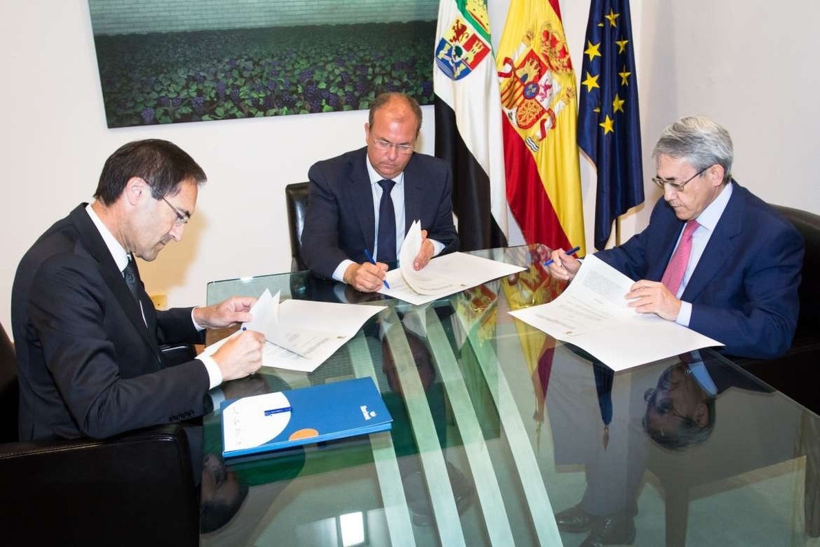 Gobierno extremeño y Liberbank firman un convenio de dos millones de euros para fomentar la actividad económica y social