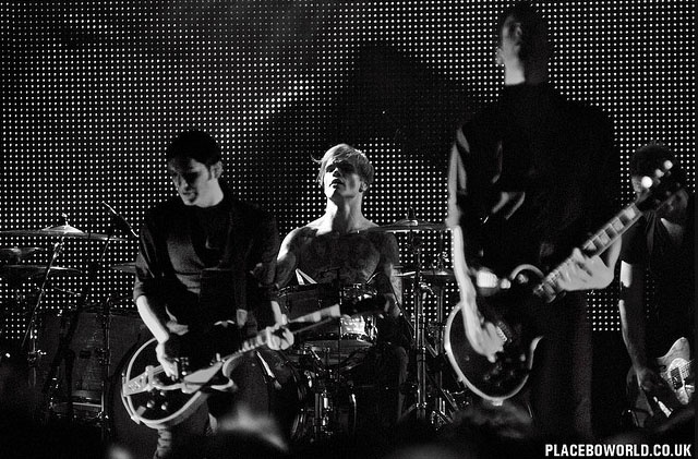 Hard Rock Hotel Ibiza rifa una guitarra firmada por Placebo para recoger fondos contra el cáncer de mama