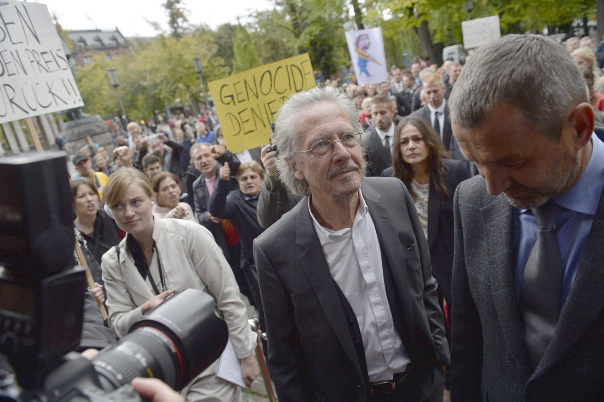 Peter Handke renuncia al dinero del premio Ibsen tras la polémica en Noruega