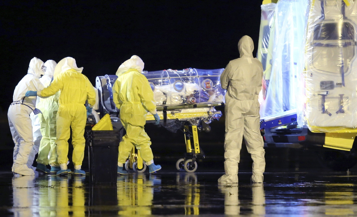 Sanidad y los médicos estudian qué tratamiento dar al religioso infectado de ébola