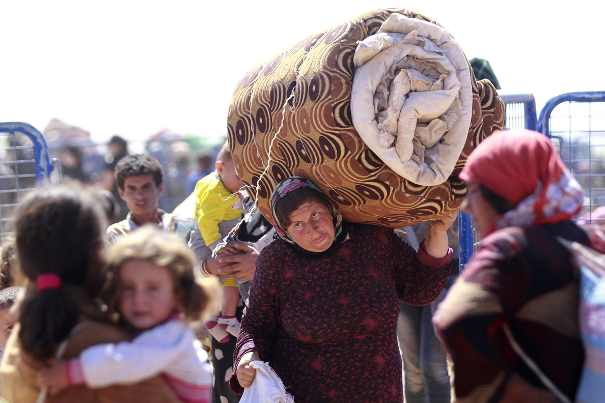 Tensión y caos tras la llegada de más de cientos de miles de refugiados kurdos a Turquía