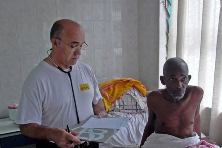 La transfusión de sangre de un superviviente del ébola, posible tratamiento para García Viejo