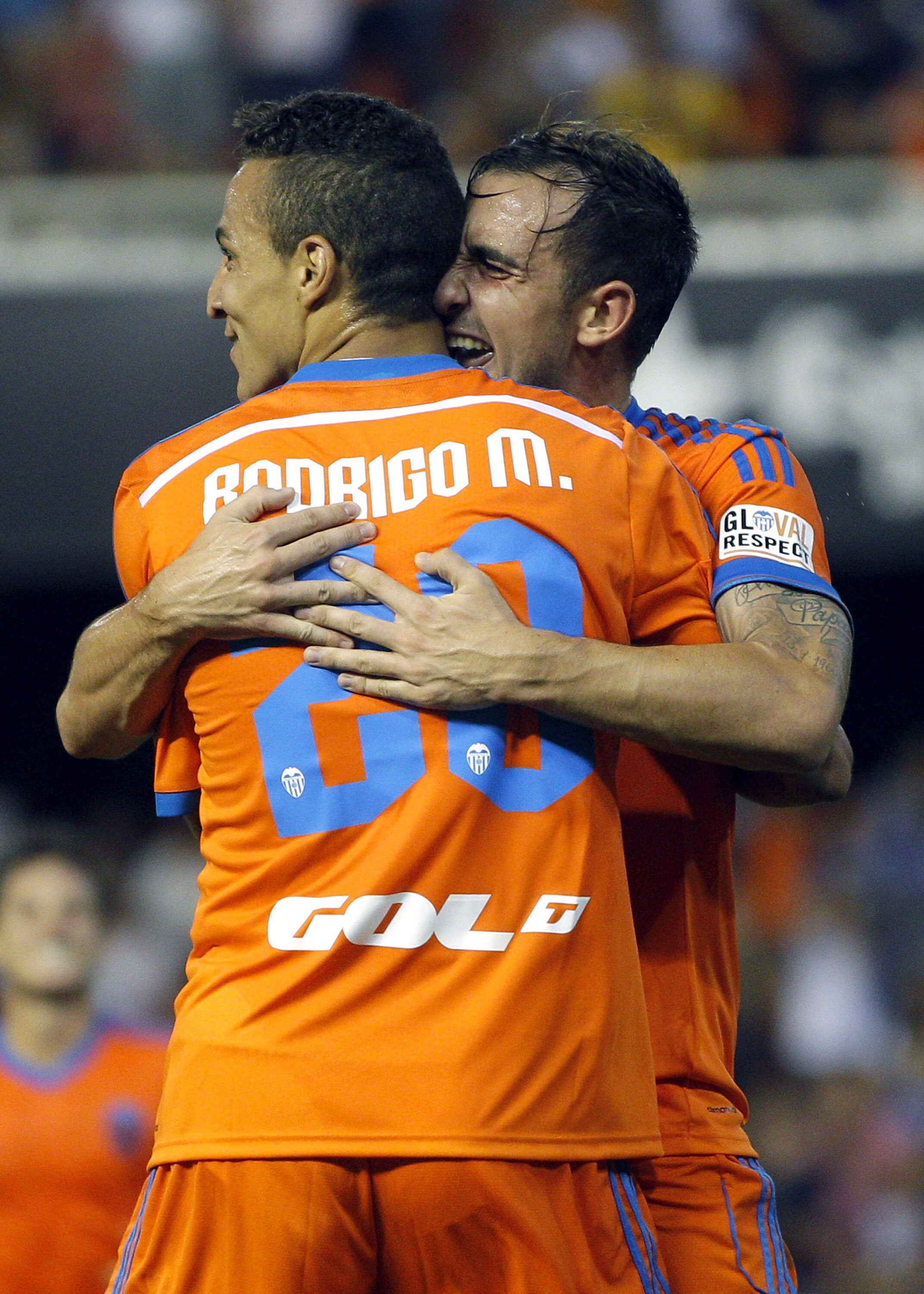 La afición del Valencia se enamora de Alcacer y Rodrigo