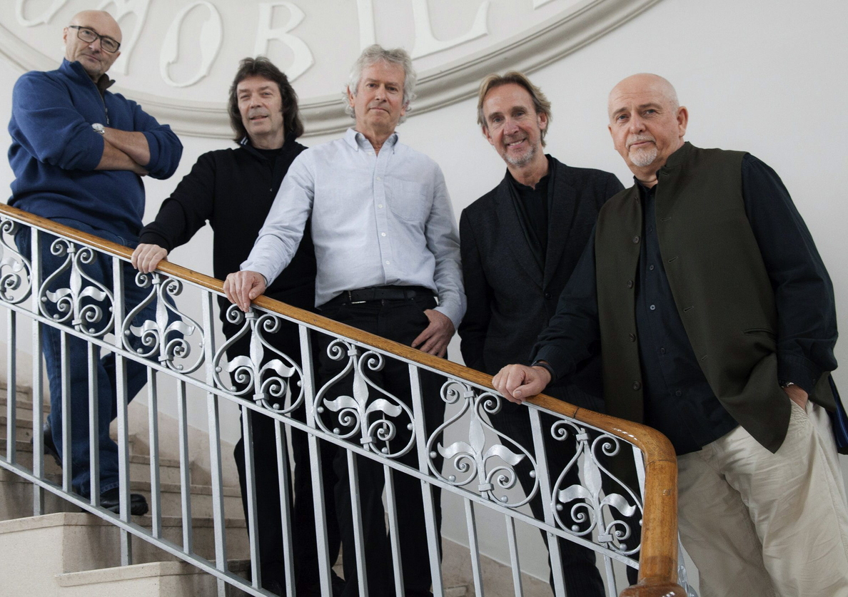 Genesis resume 47 años de historia en «R-Kive», un triple CD con 37 temas