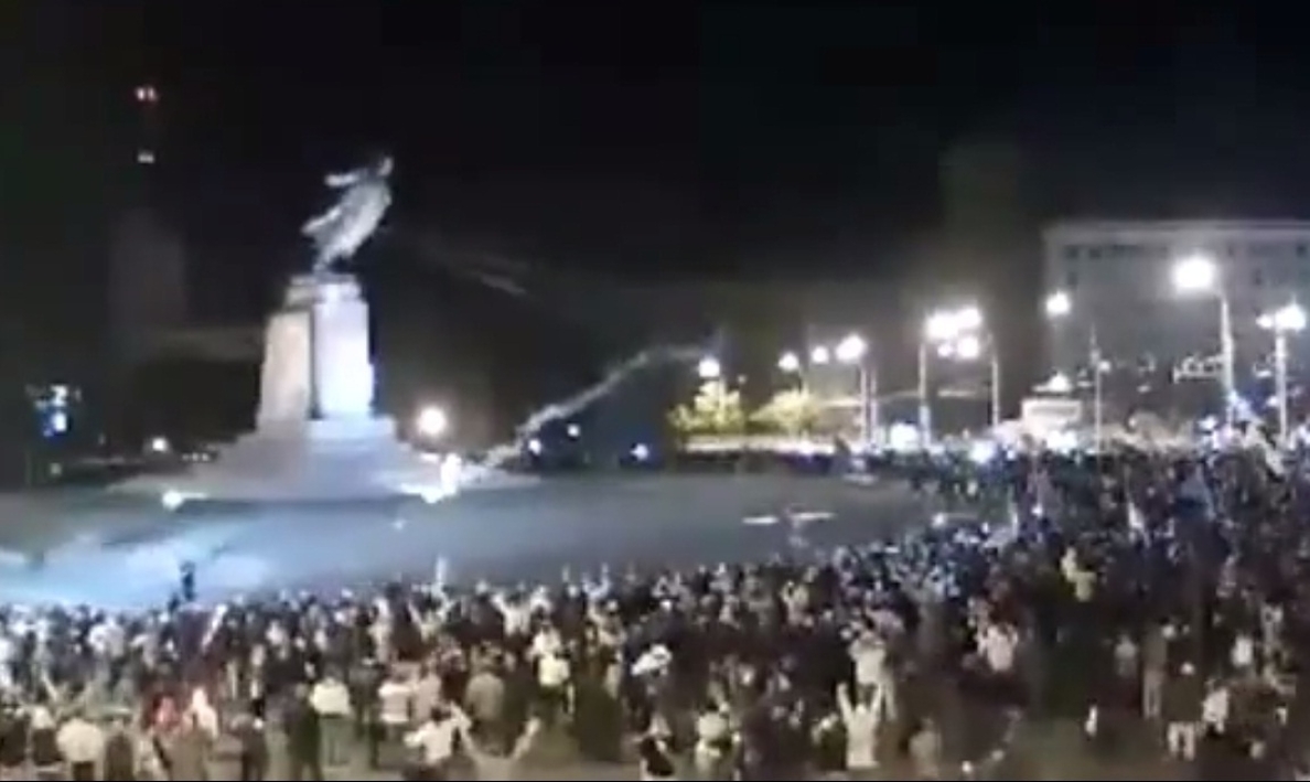 Manifestantes ucranianos derriban una estatua de Lenin en Járkov, la segunda ciudad más grande del país