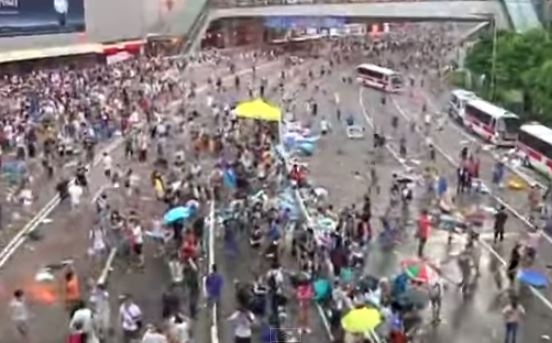 Miles de personas toman las calles de Hong Kong para exigir más democracia