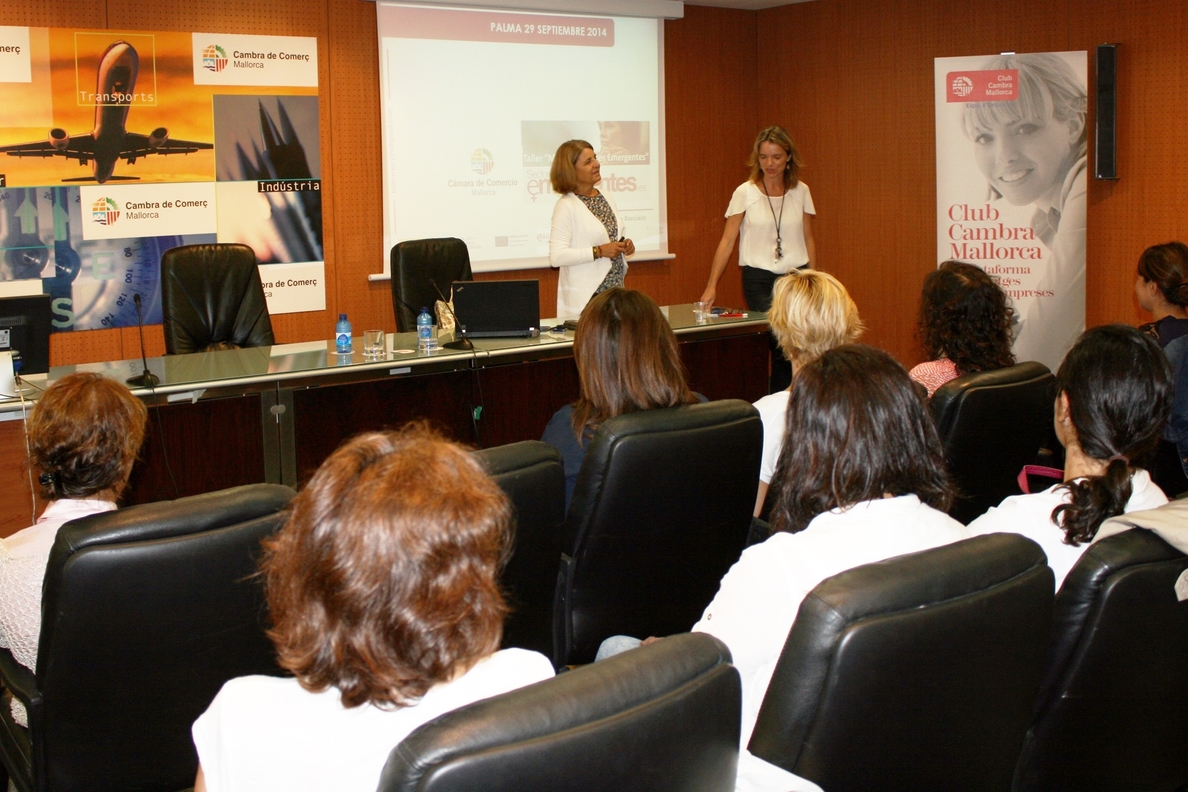 Un total de 25 mujeres participan en un taller sobre creación y consolidación de empresas