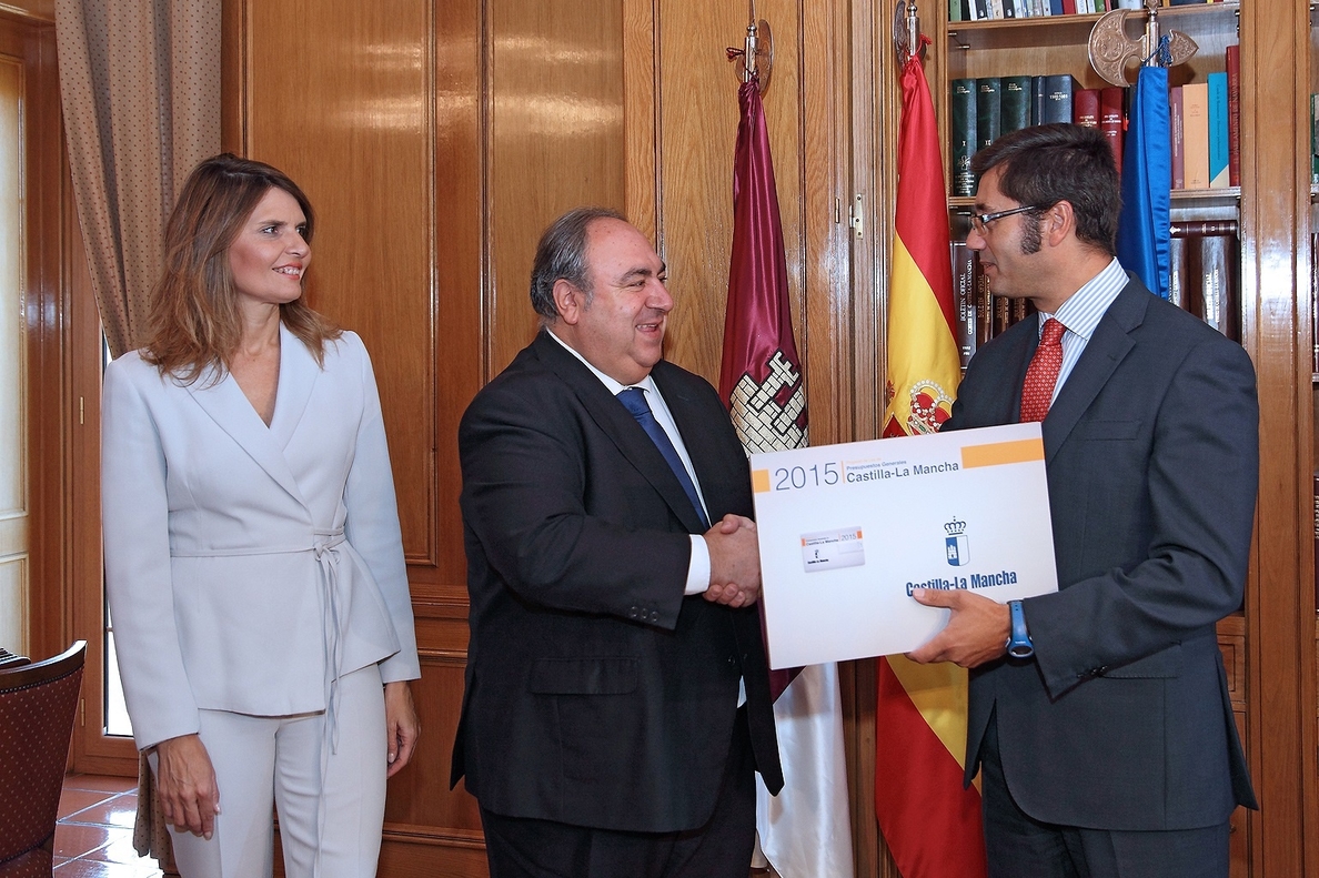 El consejero de Hacienda entrega en las Cortes los Presupuestos de Castilla-La Mancha para 2015 en un »pendrive»
