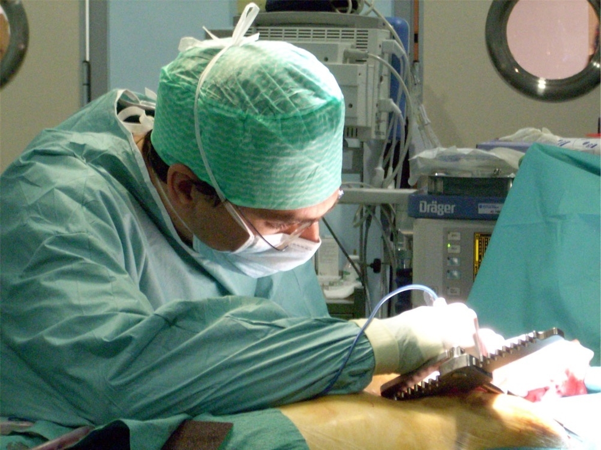 Nieto dice que la actividad pública concertada «sólo supone el 5,5% del total de intervenciones quirúrgicas realizadas»