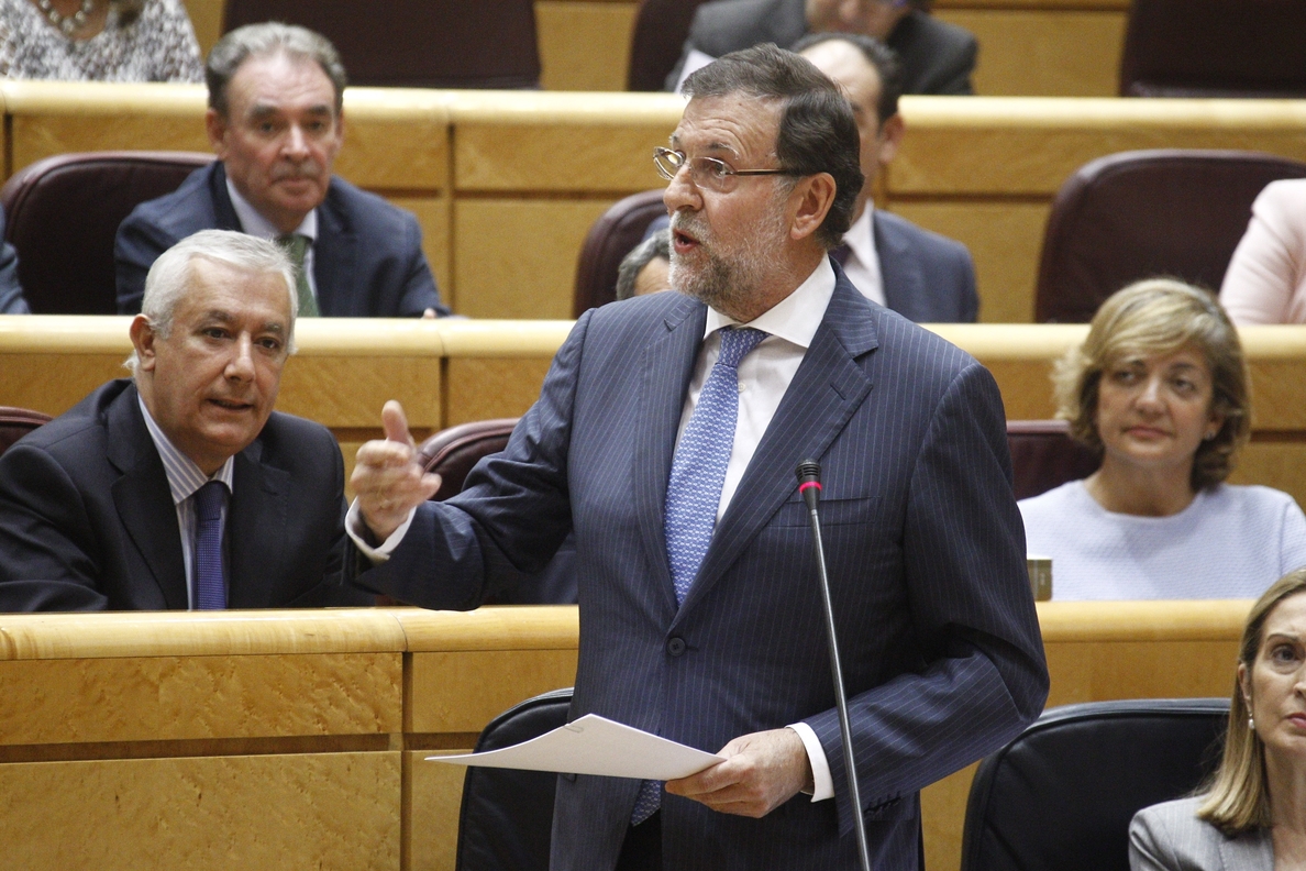Rajoy insiste en que Mas debe cumplir la ley y ve «triste» que haya diputados de CiU que defiendan lo contrario