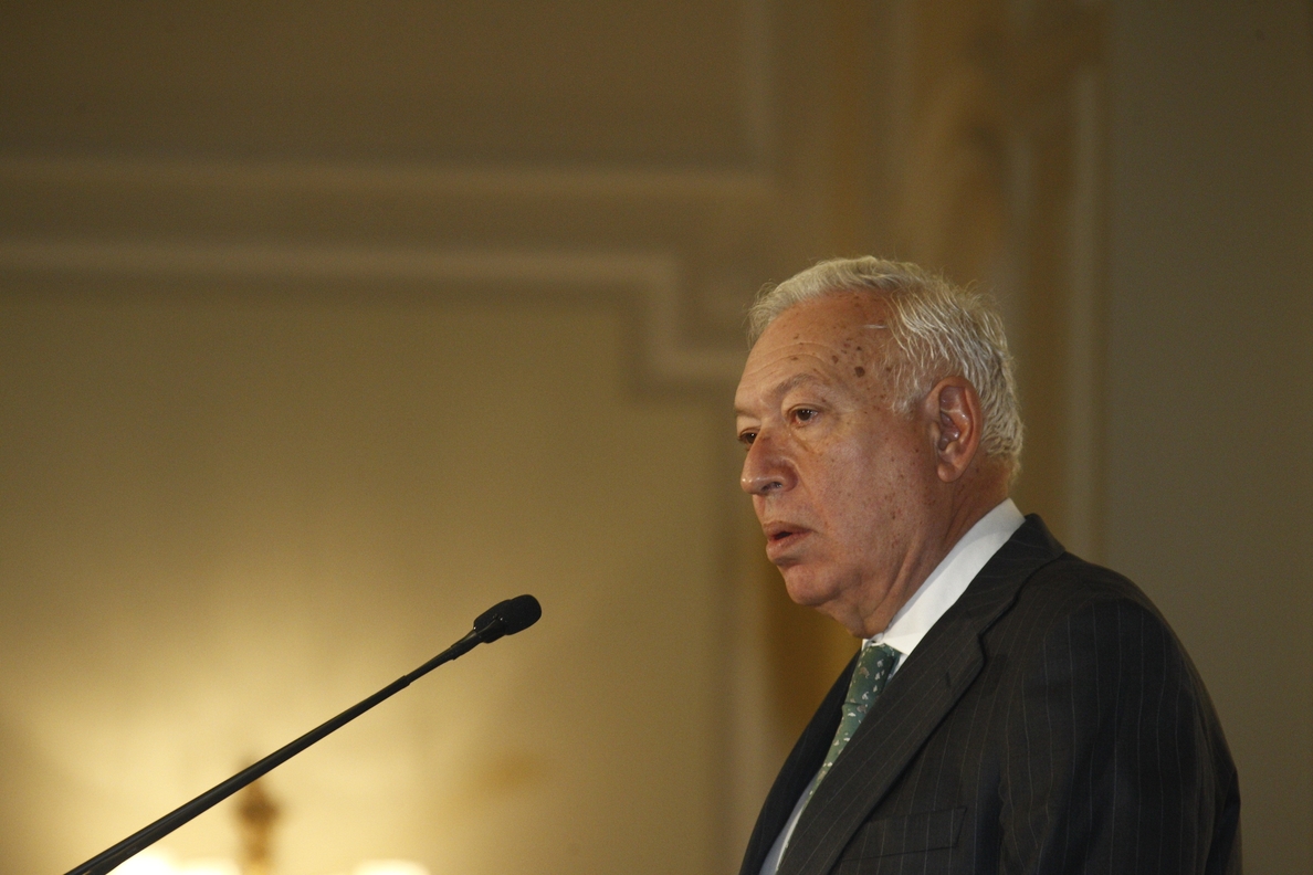 Margallo dice a Mas que para sentarse a hablar debe «retirar el órdago»