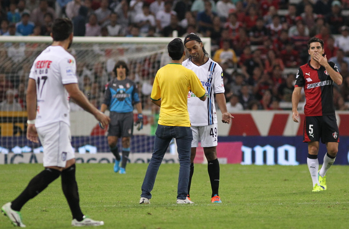 Ronaldinho firma un autógrafo y anota un gol en la derrota del Querétaro