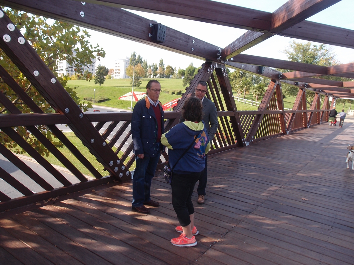 La pasarela peatonal del Parque San Miguel se ha rehabilitado tras una inversión de 60.000 euros