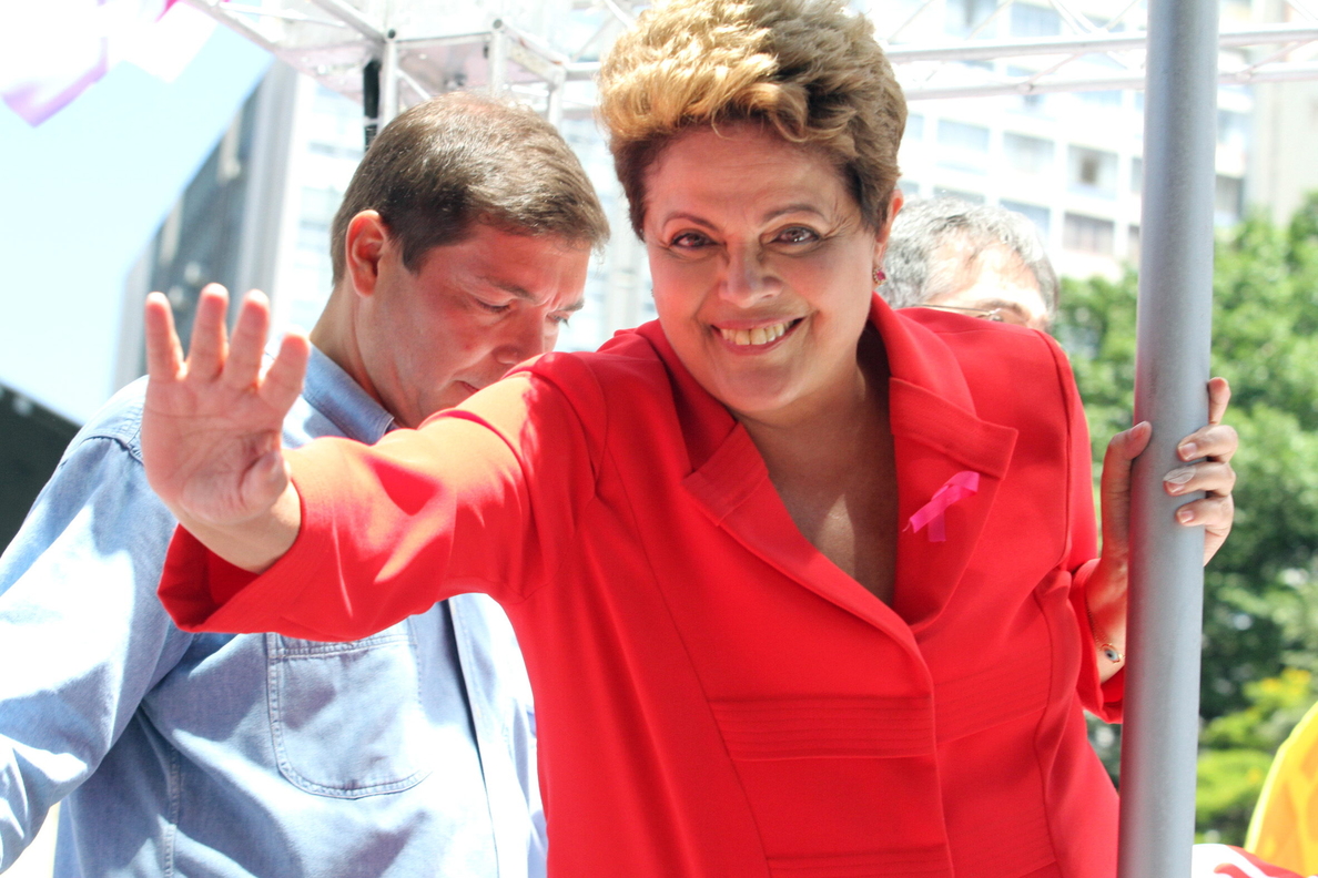 Rousseff y Neves se preparan para pelear voto a voto la segunda vuelta de Brasil