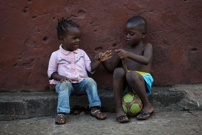 El estigma de los niños de África que han superado el ébola