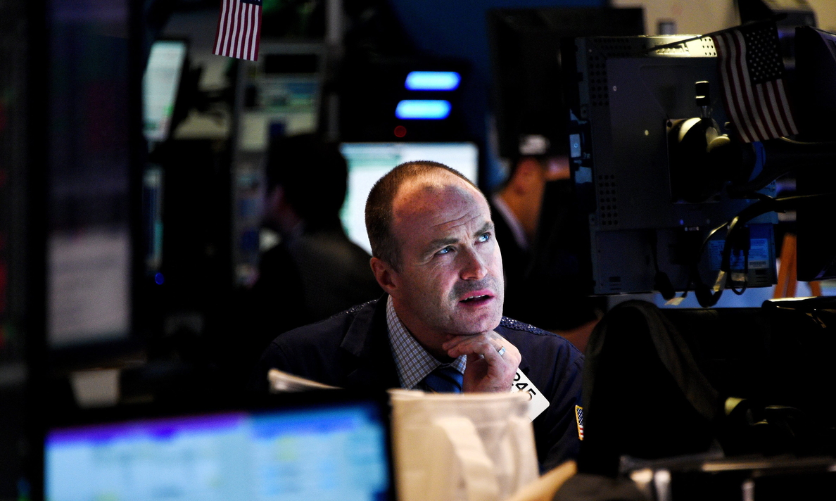 Wall Street modera sus pérdidas y el Dow Jones cae un 1,6 por ciento a media sesión