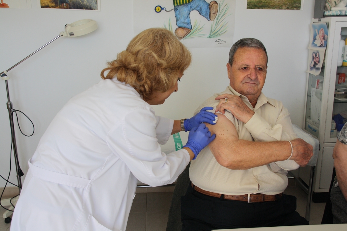 Los geriatras avisan de que España está lejos de cumplir los consejos de vacunación de la OMS para mayores de 65 años