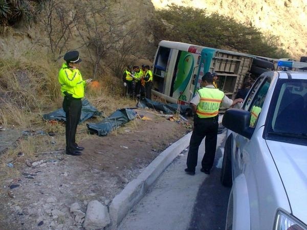 Al menos siete muertos por el vuelco de un autobús en el sur de Ecuador