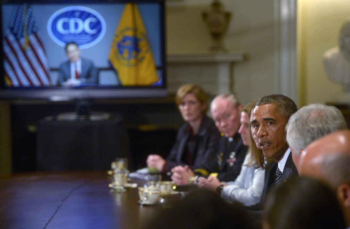 Obama exige una respuesta más «agresiva» al ébola dentro y fuera de EE.UU.