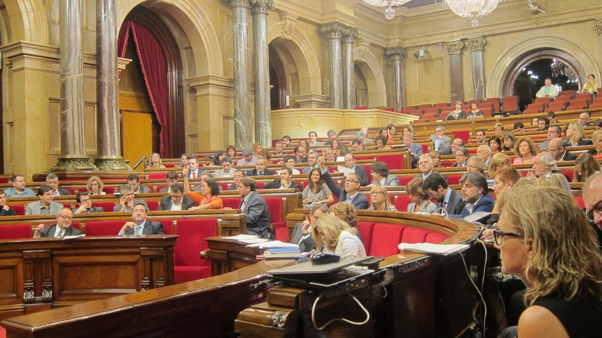 El Parlament acuerda revisar la normativa sobre pisos turísticos tras la crisis de la Barceloneta