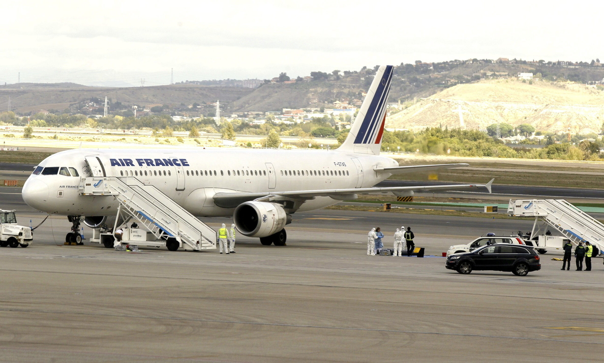 Los pasajeros abandonan el avión con alerta sanitaria en Barajas
